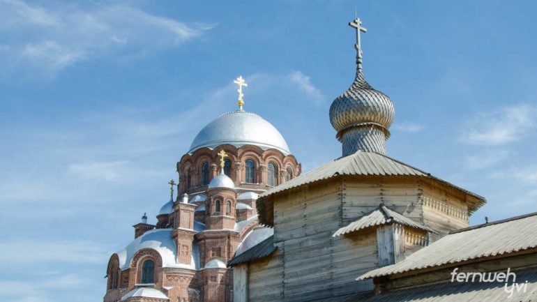 Zwei der viele Kirchen in Swijaschsk 