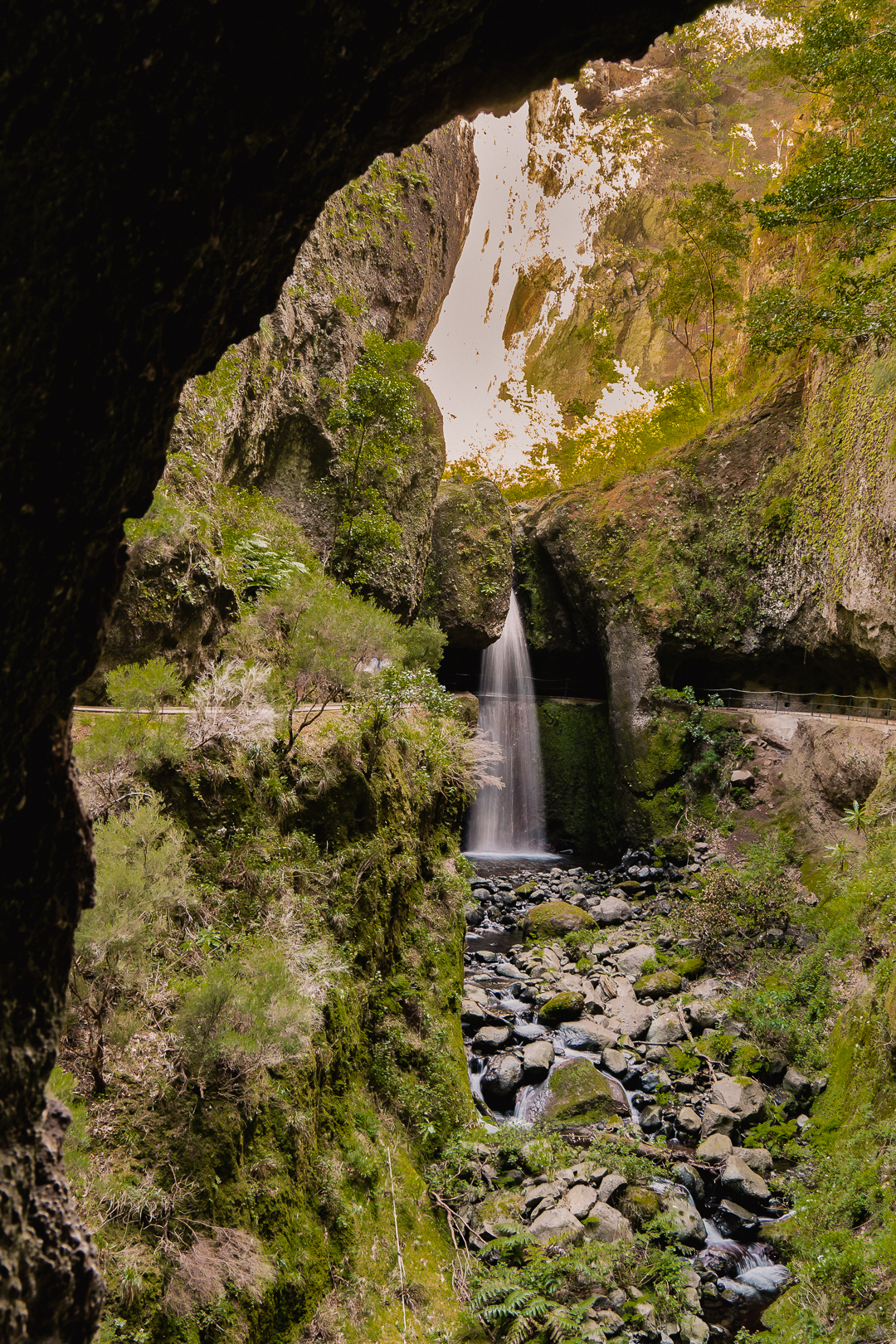 Blick vom Tunnelausgang Moinho Wasserfall