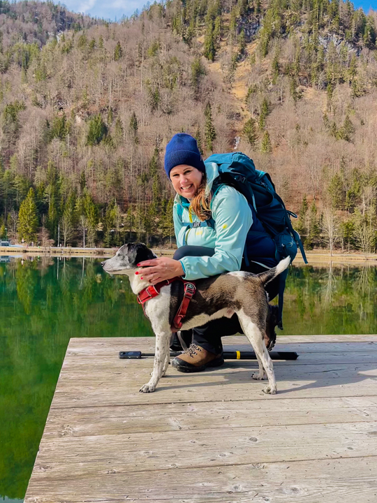 Yvi mit Hund auf einem Steeg am Pillersee