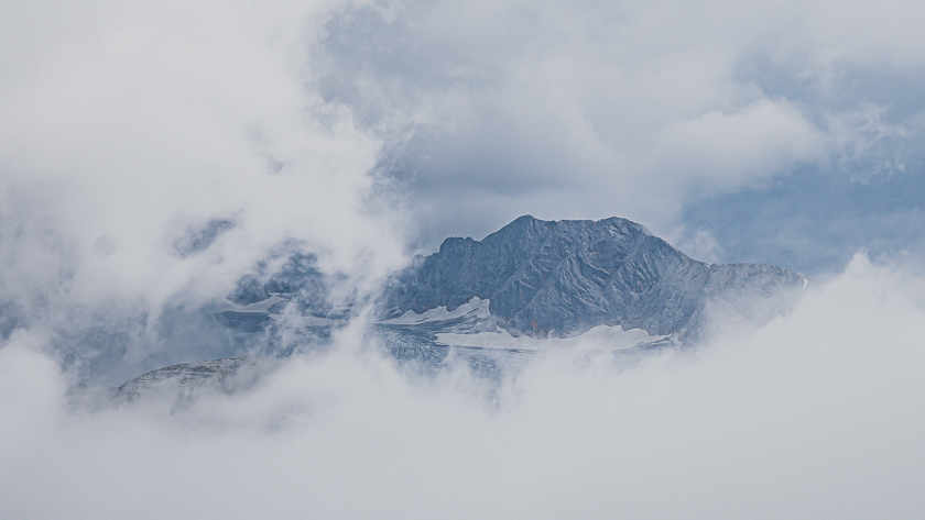 Berggipfel zwischen den Wolken